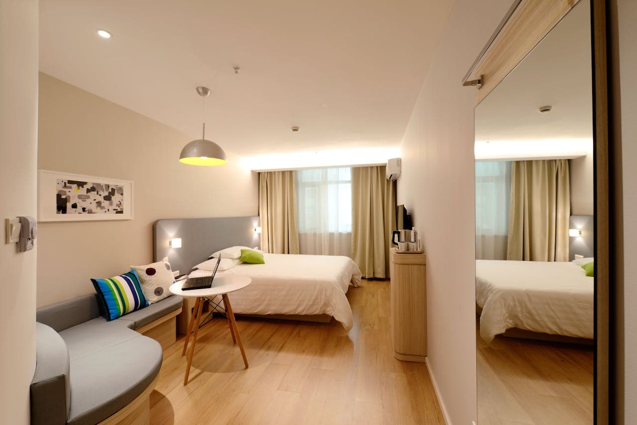 Apartamento com conceito aberto, integrando quarto, sala e área de trabalho em um único ambiente moderno e bem iluminado.